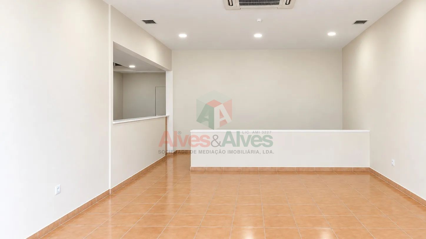 Loja para Comércio e Serviços - Localização Central em Águas Santas