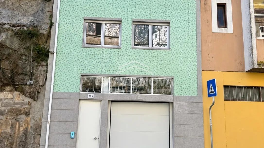 Maison Triplex T3+1 avec Garage, Balcons et Espace Extérieur — Marquês, Porto