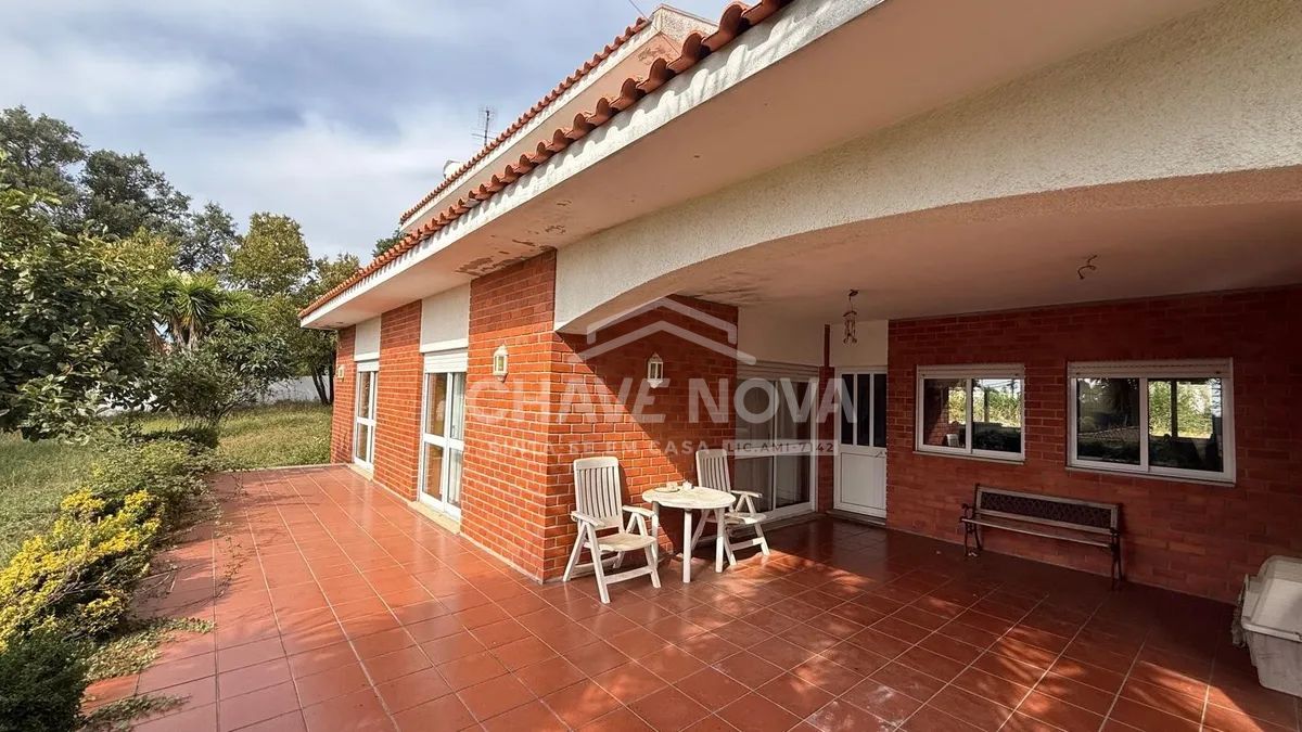 Moradia T3 de 4 frentes, com terreno de 3070m² . Localização Tranquila - Grijó
