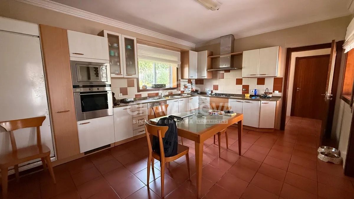 Moradia T3 de 4 frentes, com terreno de 3070m² . Localização Tranquila - Grijó - 2