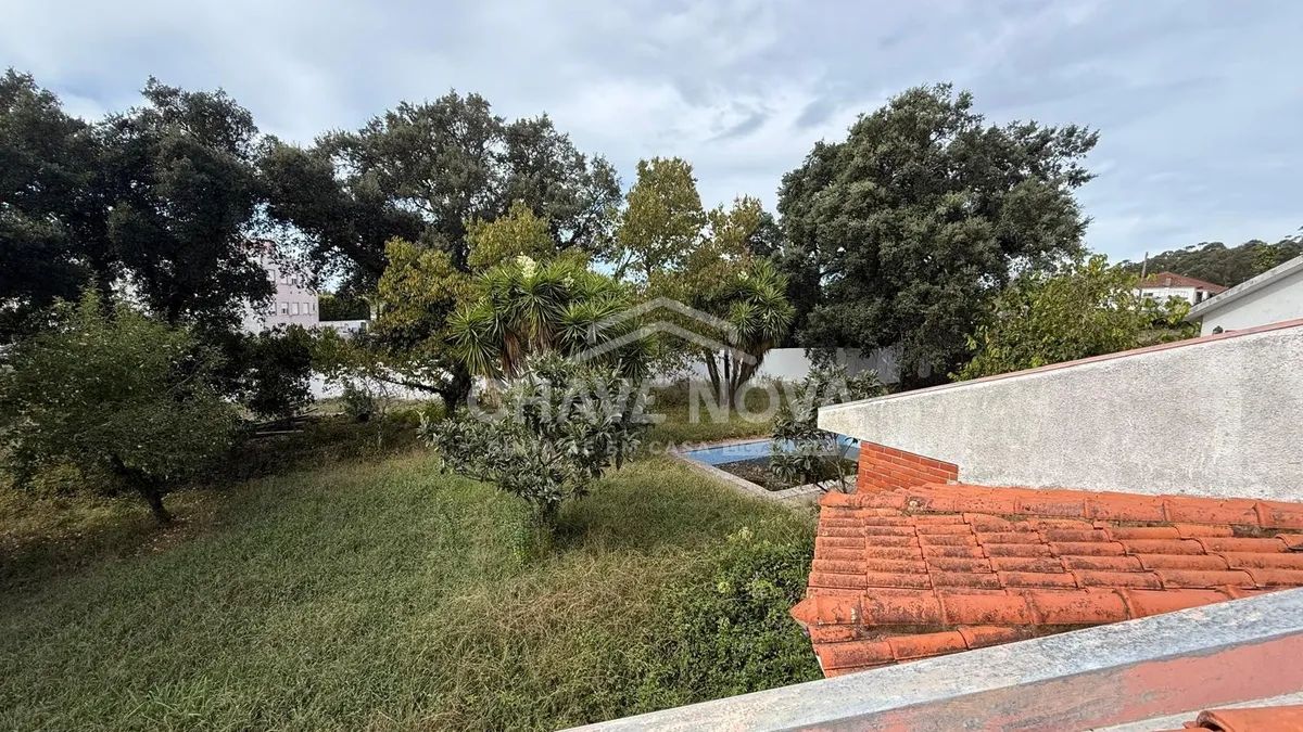 Moradia T3 de 4 frentes, com terreno de 3070m² . Localização Tranquila - Grijó - 3