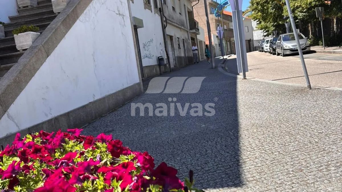 Prédio com projeto para 6 apartamentos no coração de Paredes de Coura