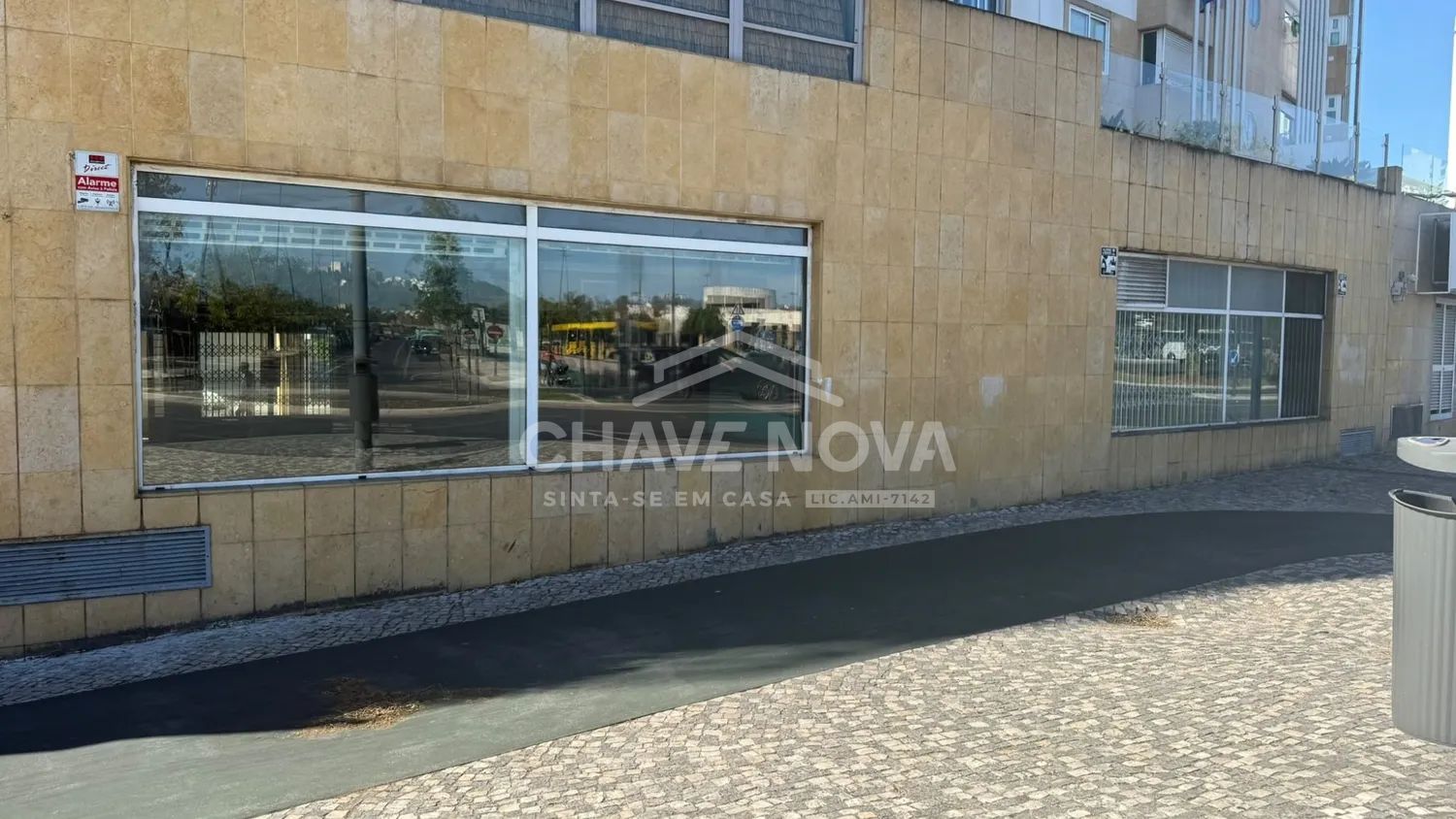 Espaço comercial com montra e estacionamento