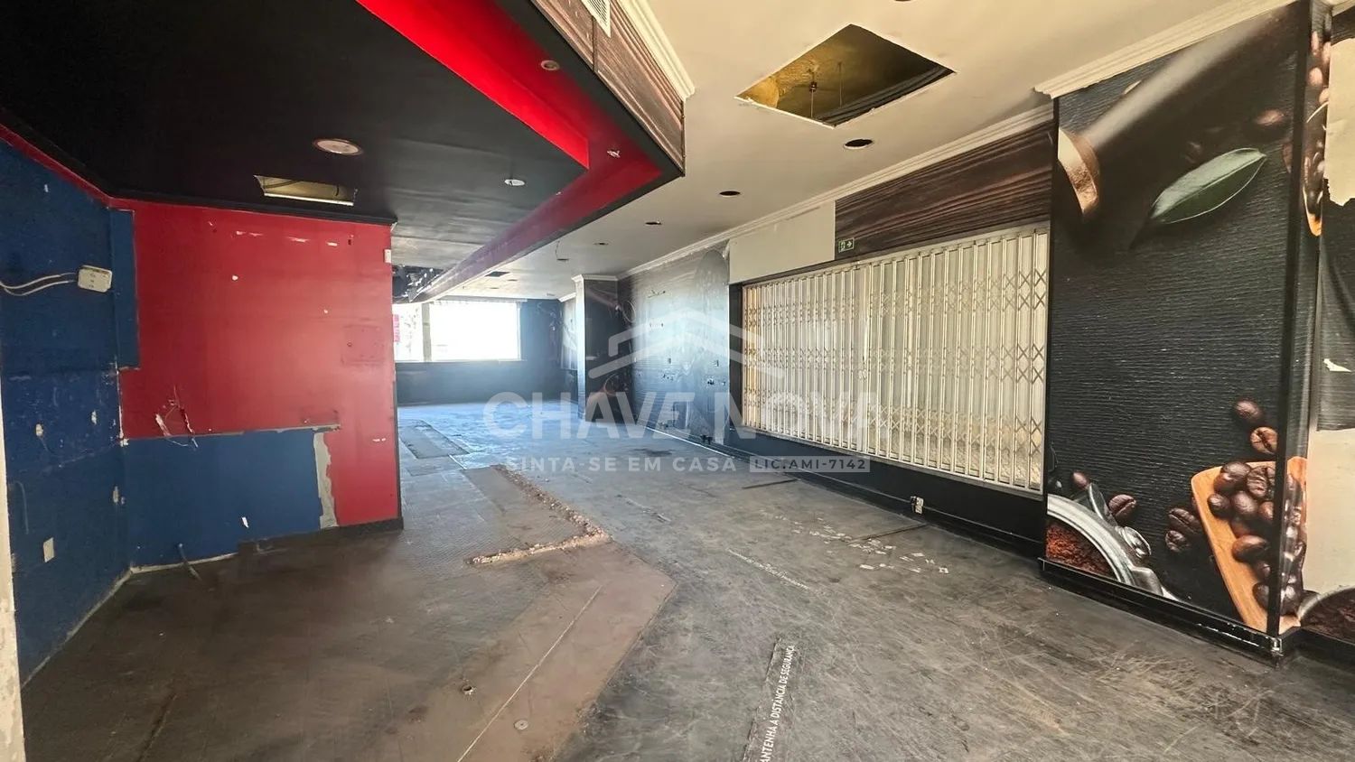 Espaço comercial com montra e estacionamento - 2