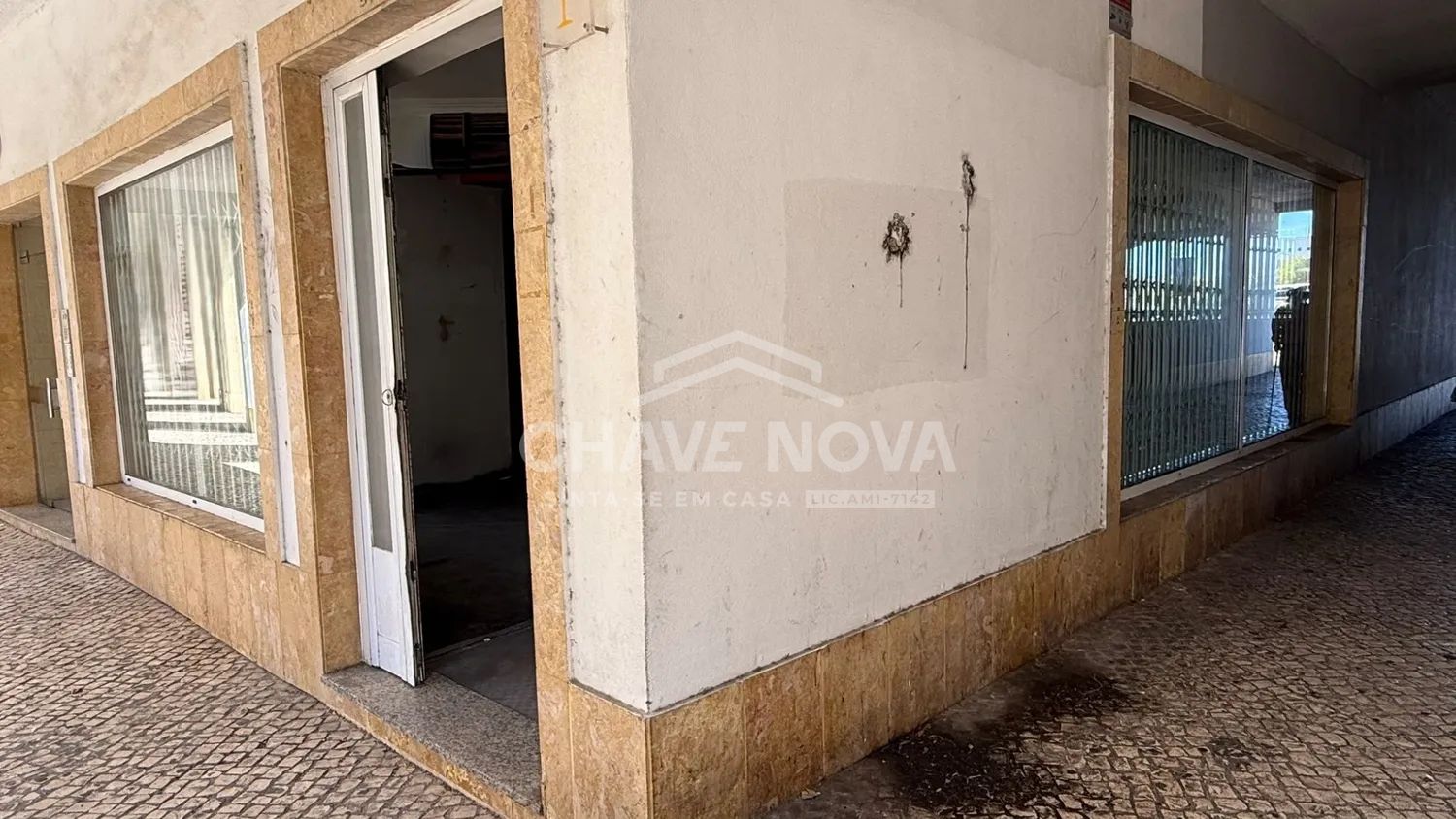 Espaço comercial com montra e estacionamento - 3