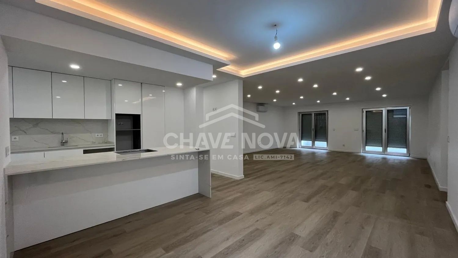 Apartamento T4 totalmente remodelado | 186 m² de área útil | 77,5 m² de varandas | Box para 2 carros - 2