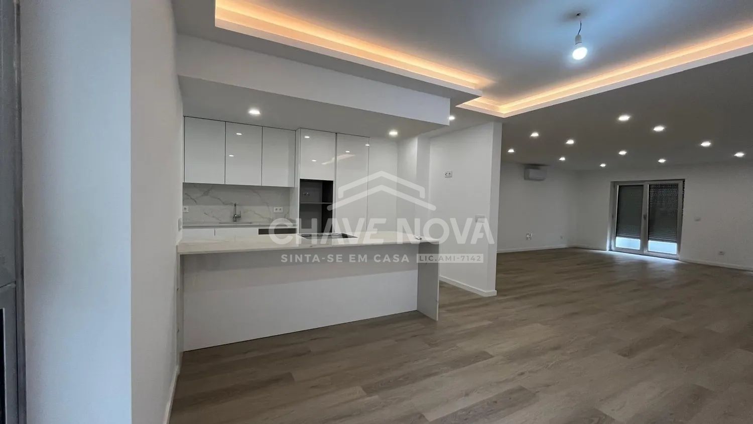 Apartamento T4 totalmente remodelado | 186 m² de área útil | 77,5 m² de varandas | Box para 2 carros - 3
