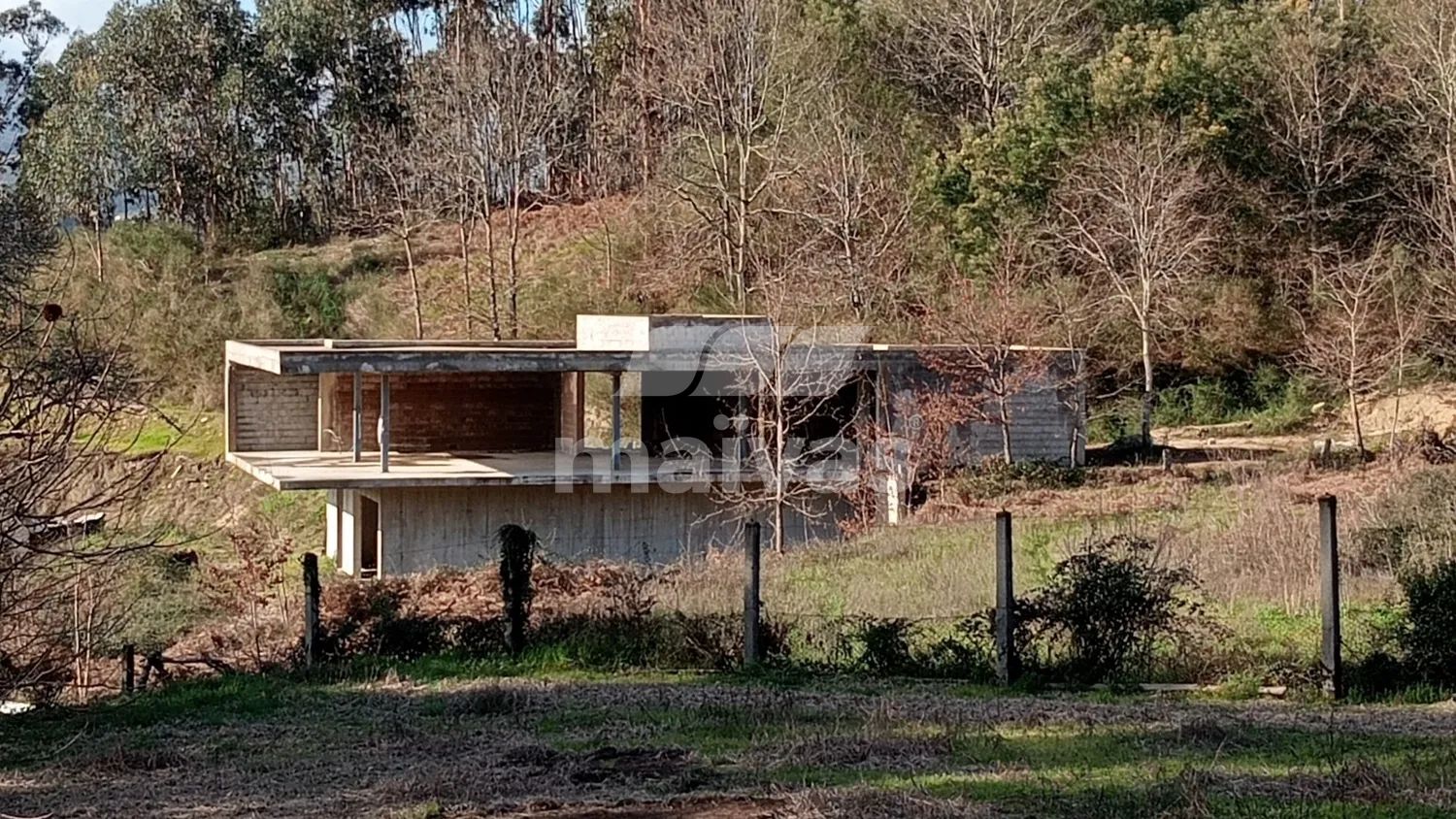 Moradia T3 de Arquitetura Contemporânea em Fase de Construção