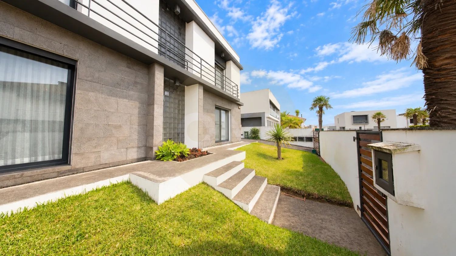 Moradia T5 Isolada com garagem – Elegância, Conforto e Privacidade
