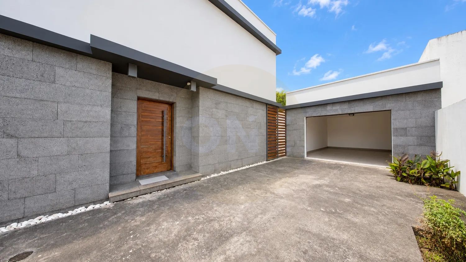 Moradia T5 Isolada com garagem – Elegância, Conforto e Privacidade - 2