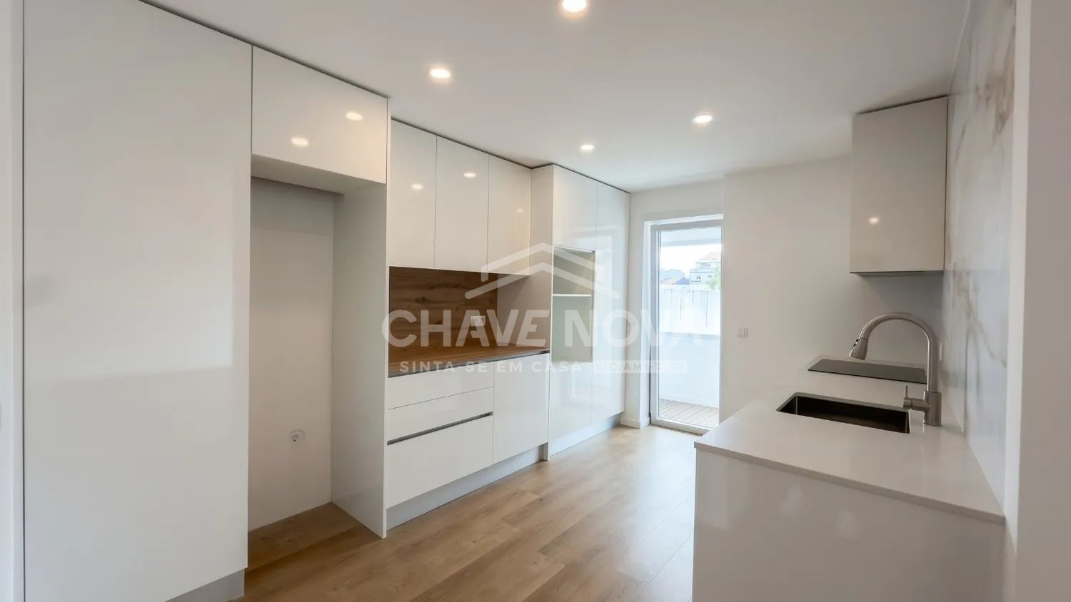 Apartamento T2 Renovado c/ Garagem Box em Cedofeita (Porto) - 3