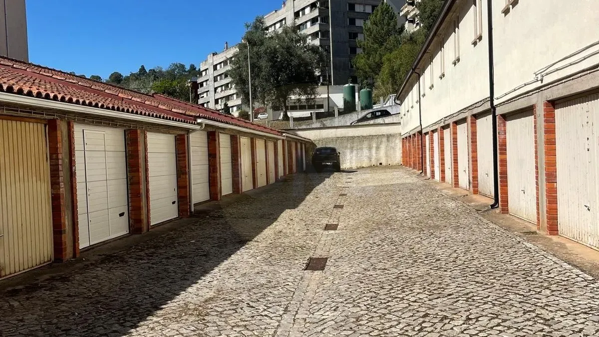 Garagem na Rua Infanta Dona Maria - 2