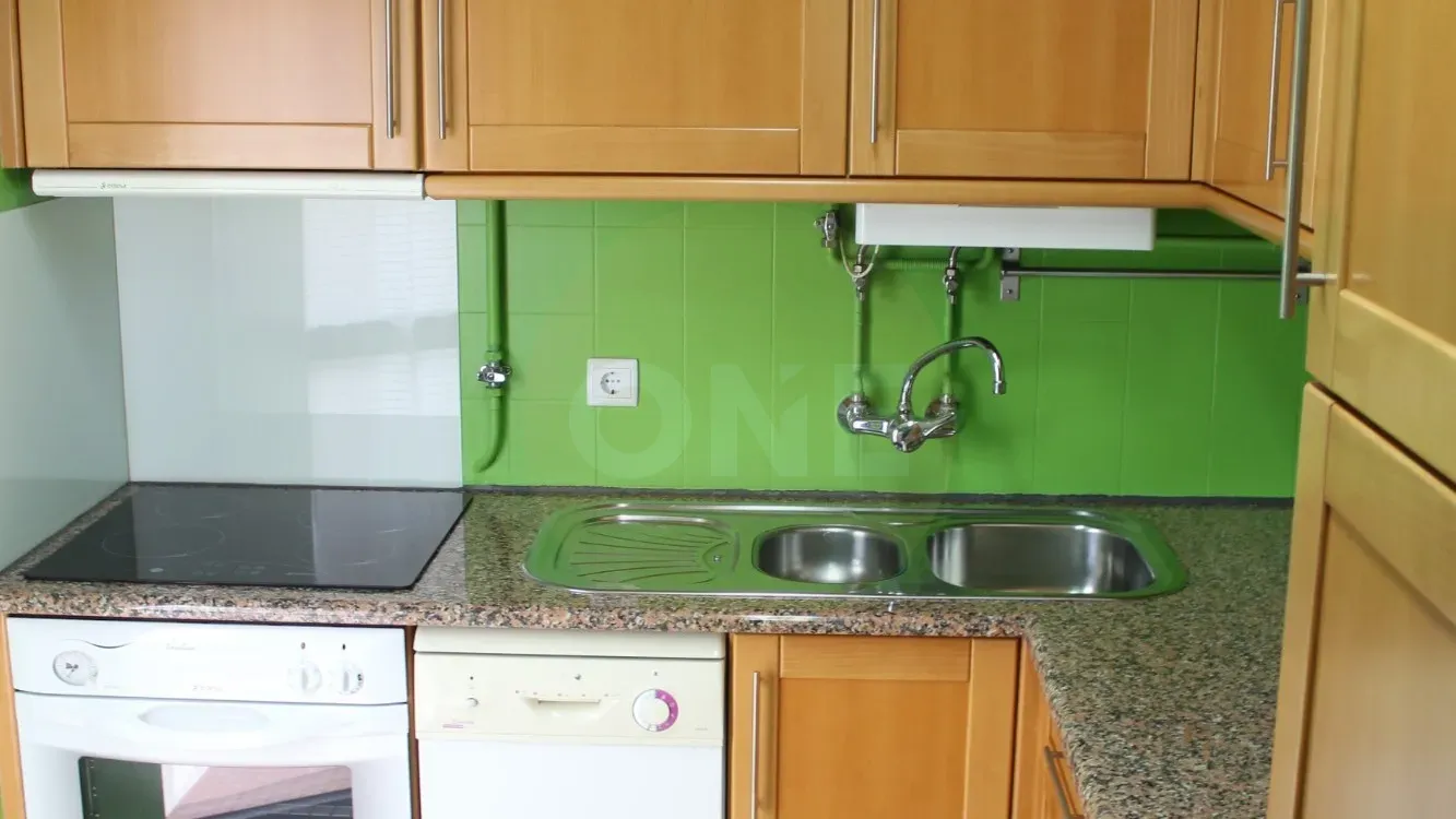 Apartamento T1 para arrendamento na Rua Brigadeiro Correia Cardoso (Santo António dos Olivais) - 2