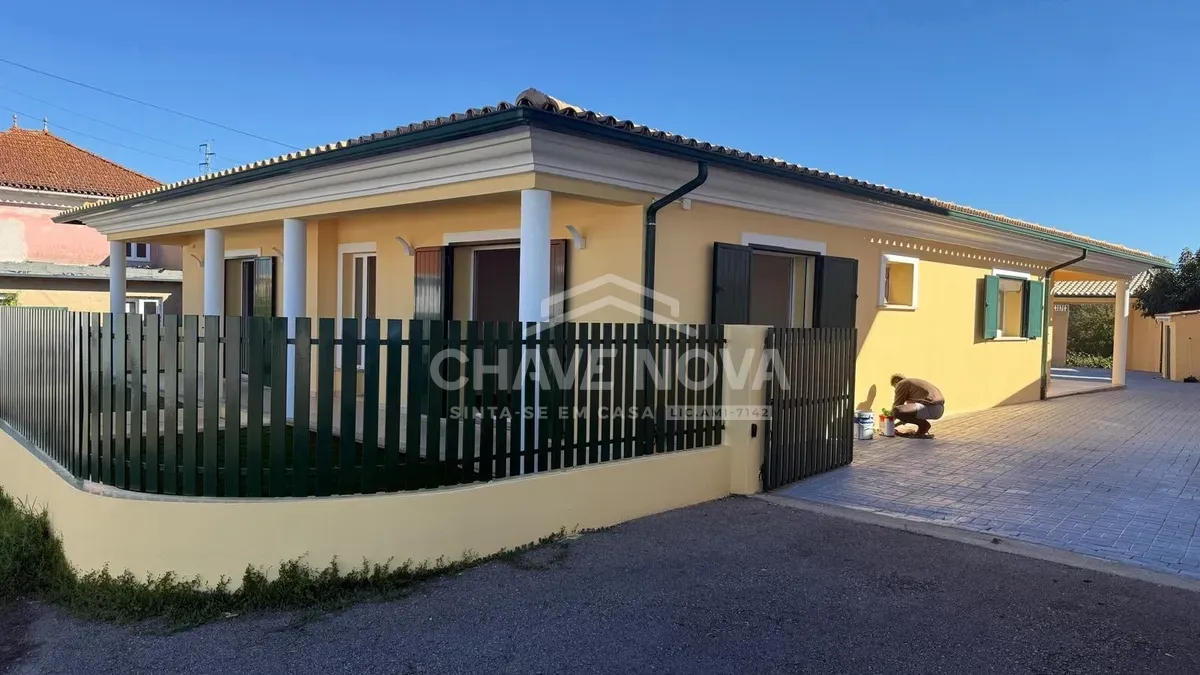 Moradia Térrea T3 , em Oliveira do Bairro , com amplas áreas , terreno . Localização habitacional tranquila.