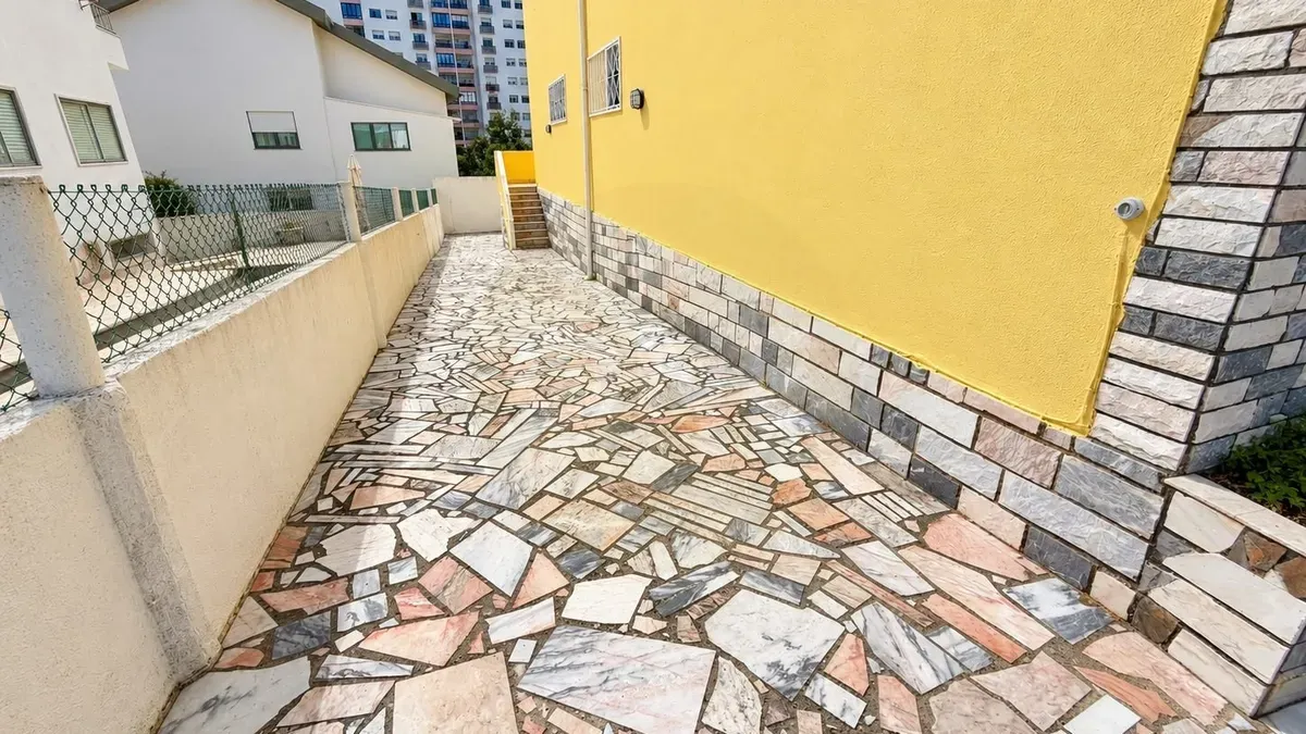 “Moradia T4+1 em Massamá | 2 Pisos Independentes e Tudo a Poucos Passos” - 2
