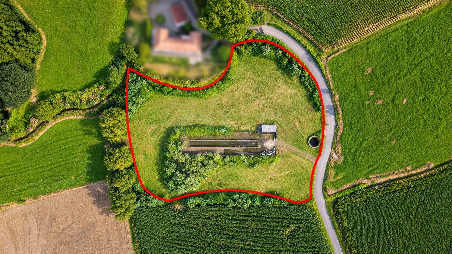 Terreno Rústico com 8.363 m² e Início de Construção Agropecuária – Lomba do Pomar