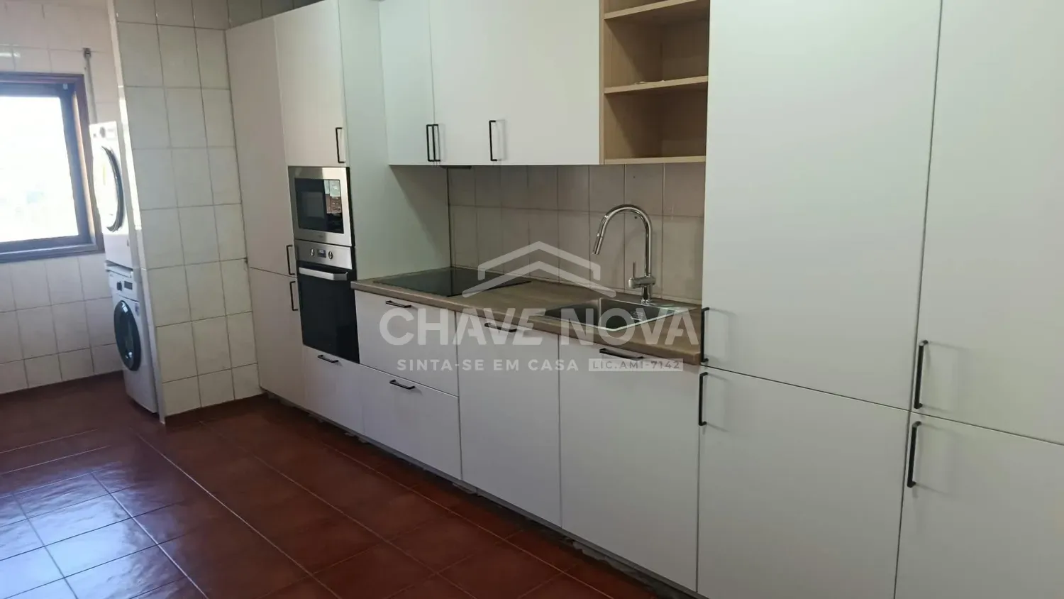 T3 com 03 casas de banho , cozinha com armários novos, lavandaria com máquina de lavar e secar nova e uma varanda com vista rio e garagem box em Oliveira do Douro