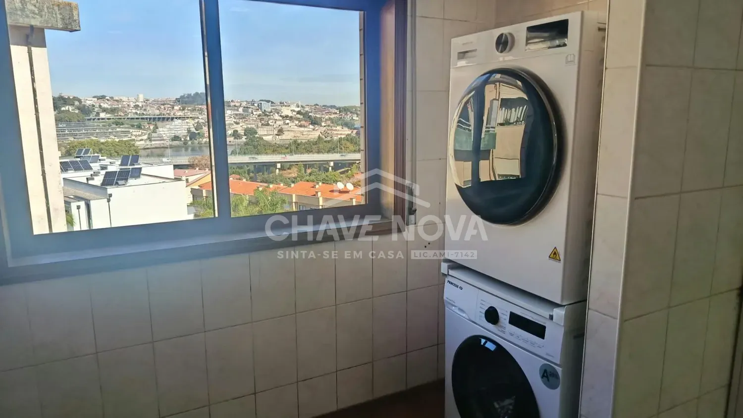 T3 com 03 casas de banho , cozinha com armários novos, lavandaria com máquina de lavar e secar nova e uma varanda com vista rio e garagem box em Oliveira do Douro - 2