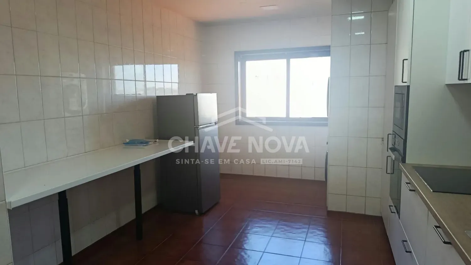 T3 com 03 casas de banho , cozinha com armários novos, lavandaria com máquina de lavar e secar nova e uma varanda com vista rio e garagem box em Oliveira do Douro - 3