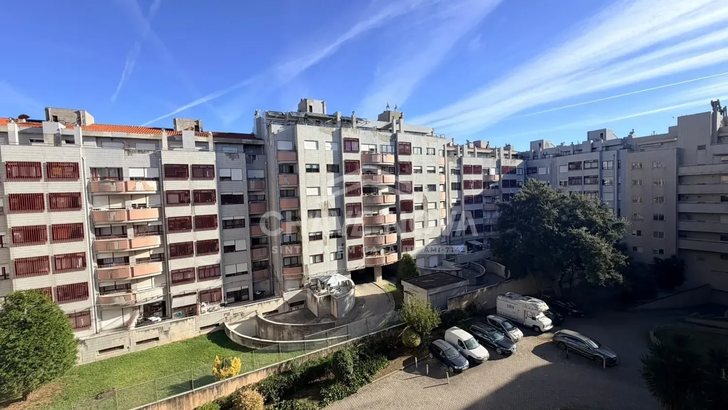 T1 totalmente remodelado, com garagem e condomínio fechado com jardim 