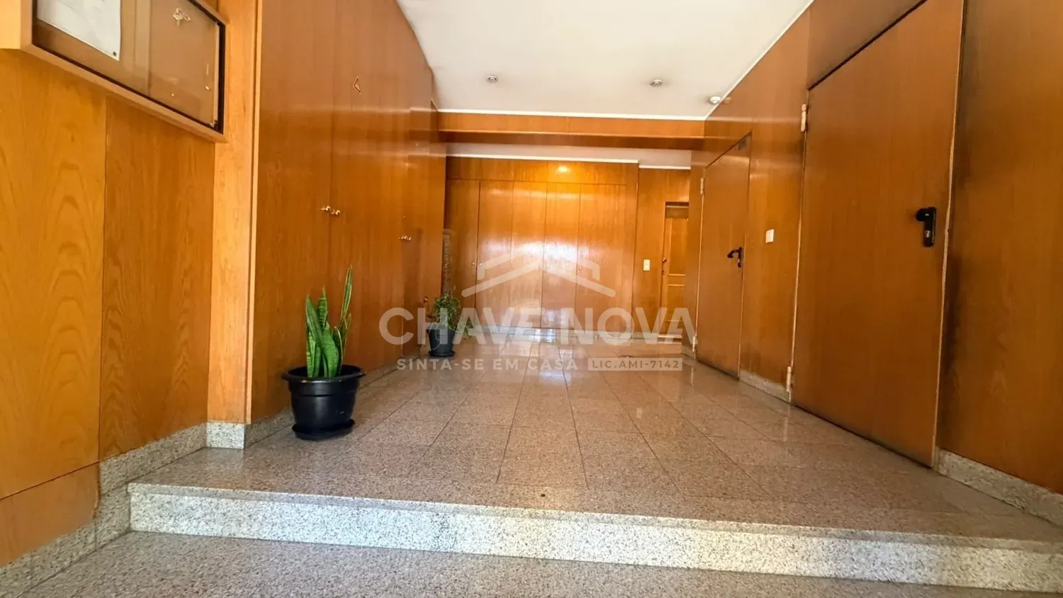 T1 totalmente remodelado, com garagem e condomínio fechado com jardim  - 2