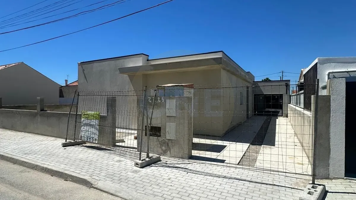 Moradia T3+1 Térrea no Pinhal General, Fernão Ferro – Onde a tranquilidade se transforma em qualidade de vida! 🏡