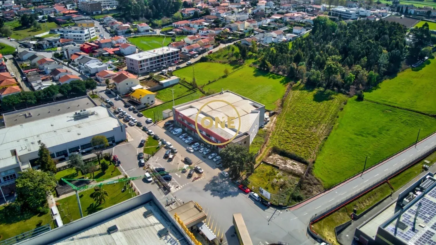 Armazéns com licença industrial e restauração com 1100m2