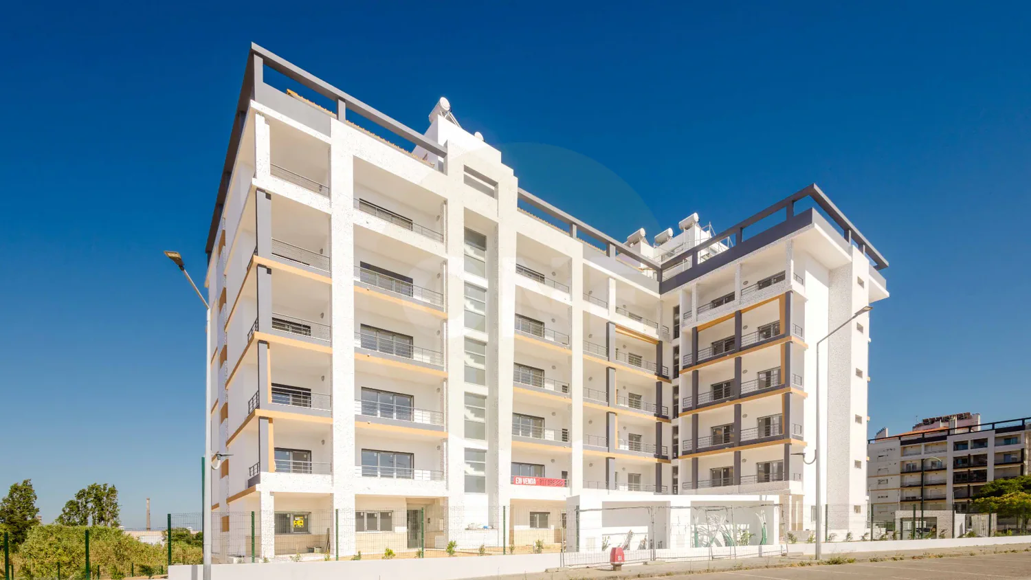 T2 Novo com Terraço e Churrasqueira | Condomínio Fechado | Quinta da Ladeira – Paio Pires