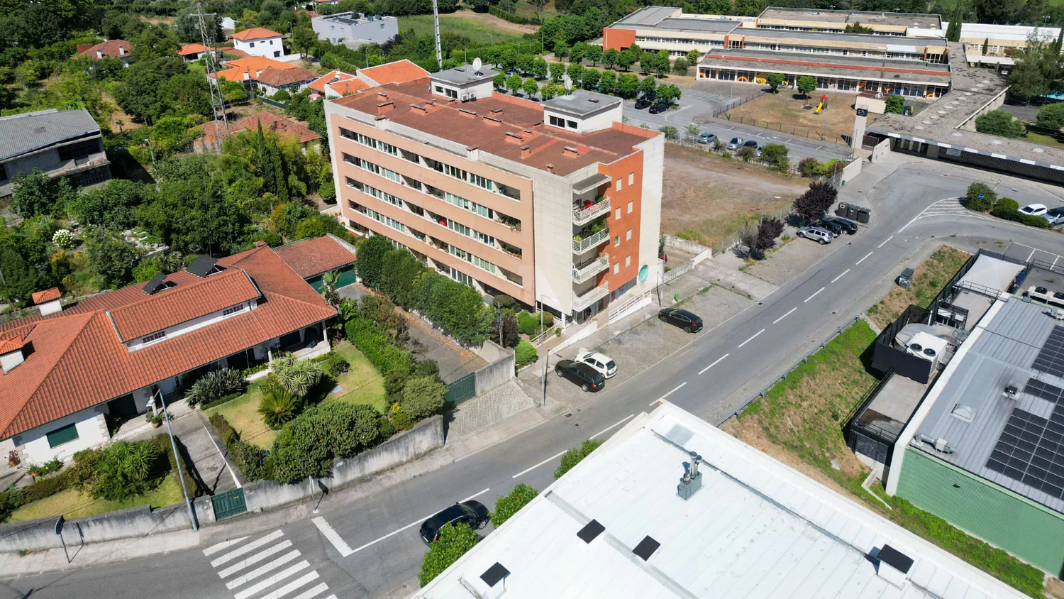 Apartamento T2 com Suite, Varanda e Garagem Fechada em Riba d’Ave