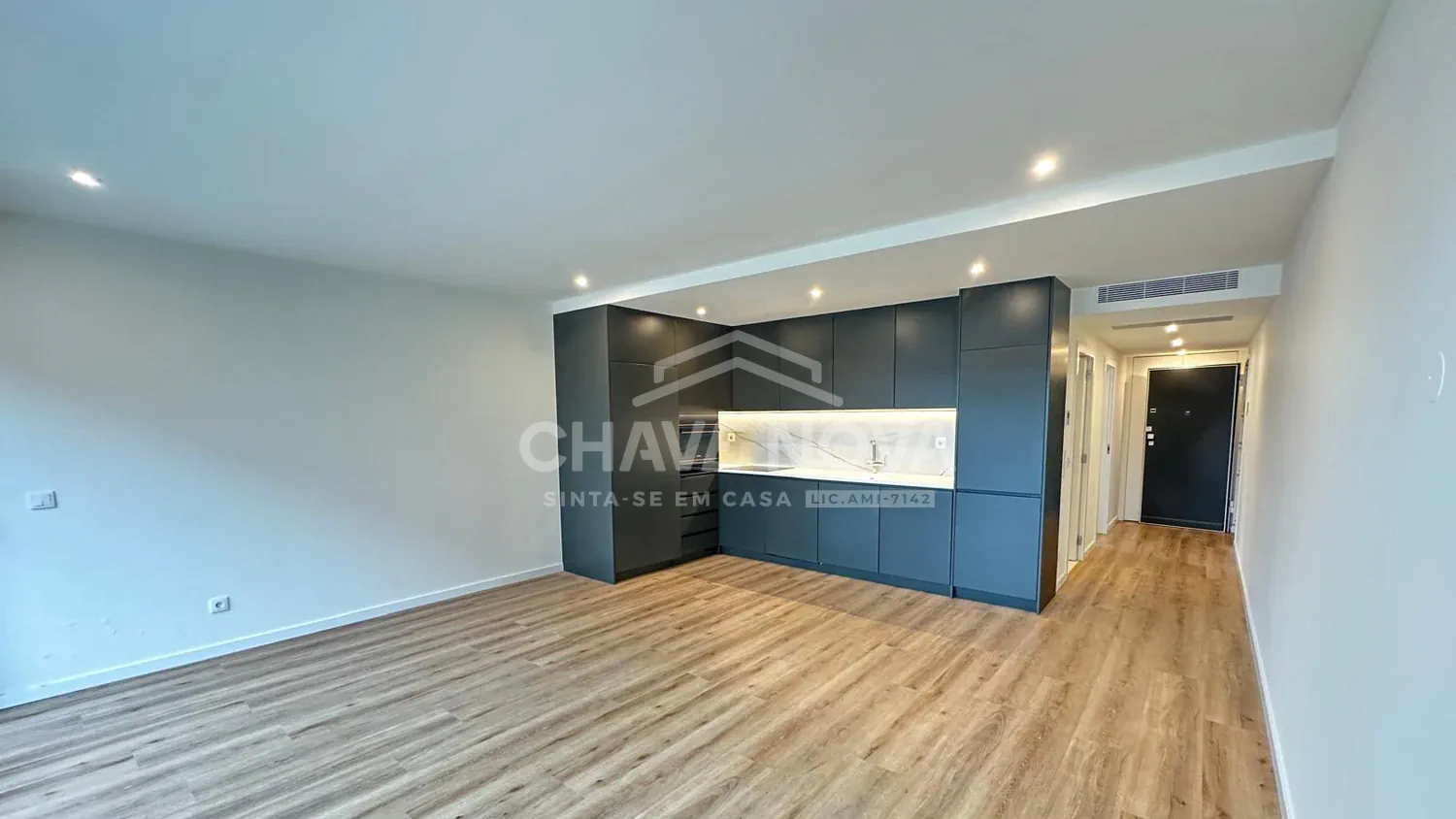 Apartamento T1 c/varanda, garagem e piscina