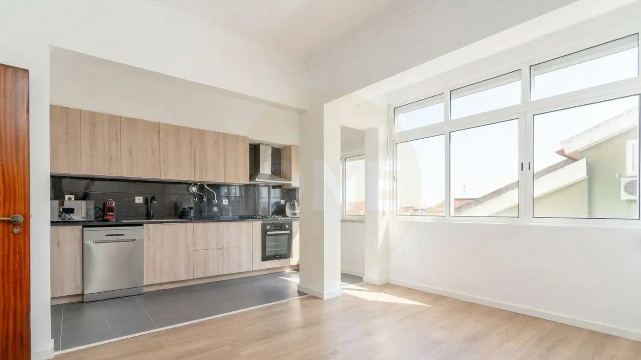 Apartamento T3 em Corroios com Garagem, Anexos e Jardim Exterior