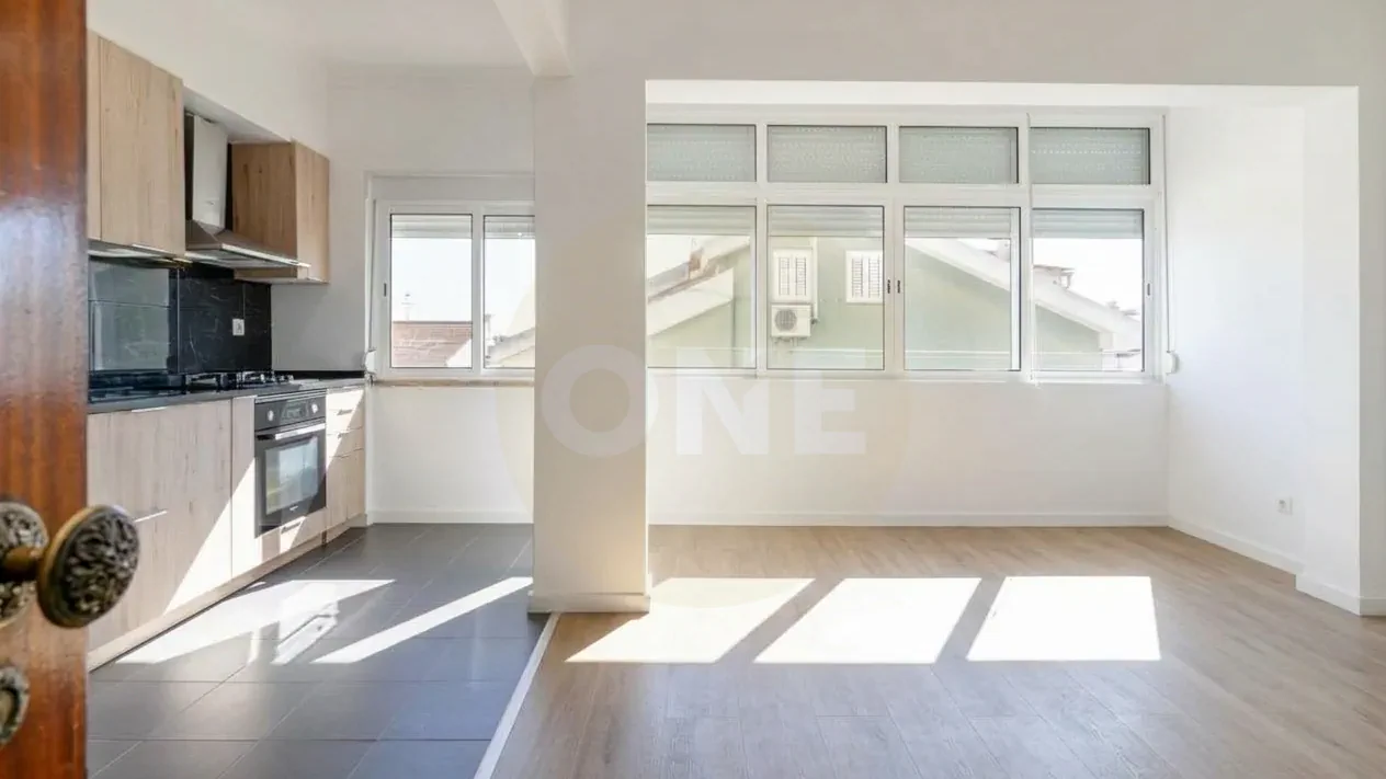 Apartamento T3 em Corroios com Garagem, Anexos e Jardim Exterior - 2