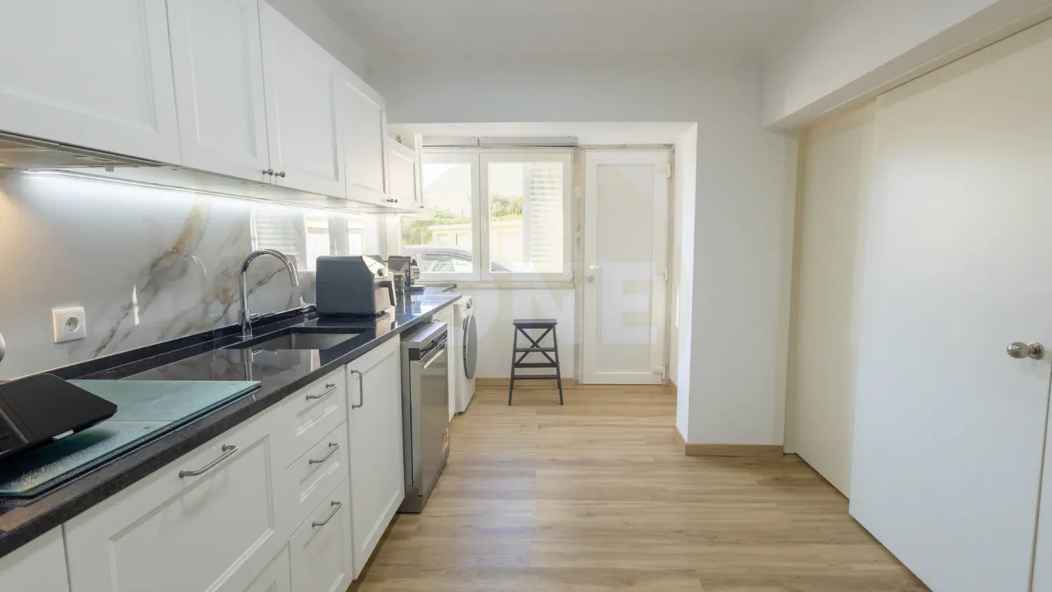 Renovated 2-Bedroom Apartment, 82 m² Near the Beach - 2