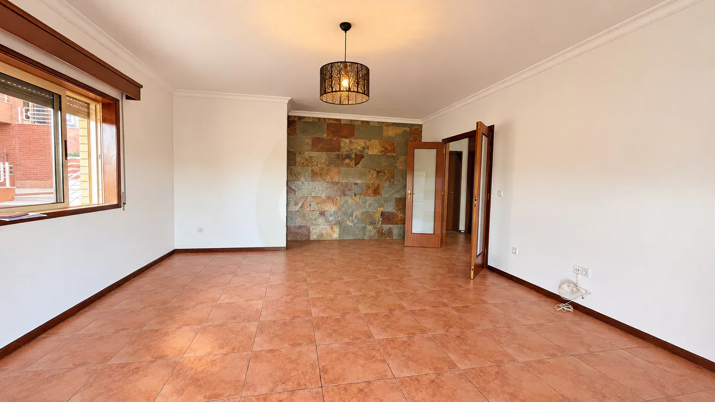 Excelente T2 para Venda com terraço,  duas varandas generosas dois 2 wc e lugar de garagem fechado, em Guidões - Trofa - 3