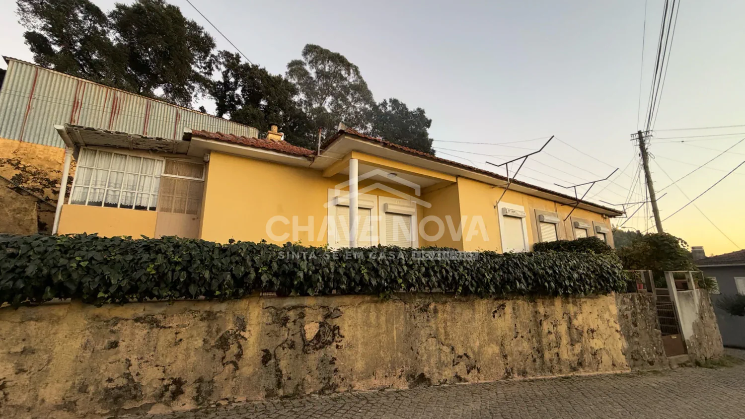 Duas Moradias T2 com Logradouro e Terreno Urbano de 600 m²