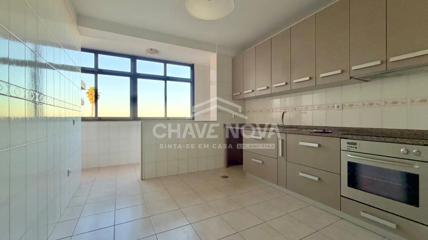 Apartamento T3 com Terraço, Elevador e Lugar de Garagem para 3 Carros junto à EN1 em Santa Maria da Feira - 2