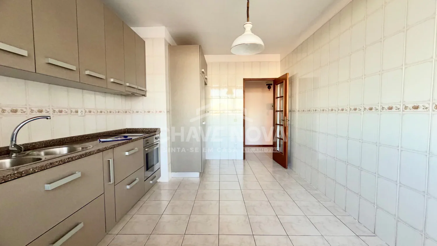 Apartamento T3 com Terraço, Elevador e Lugar de Garagem para 3 Carros junto à EN1 em Santa Maria da Feira - 3