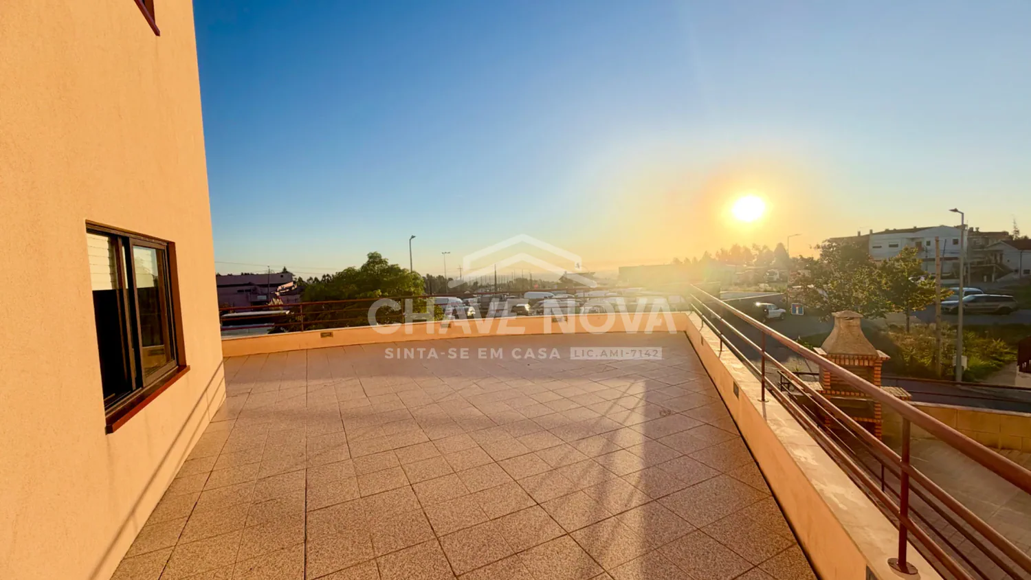 Apartamento T3 com Terraço, Elevador e Lugar de Garagem para 3 Carros junto à EN1 em Santa Maria da Feira