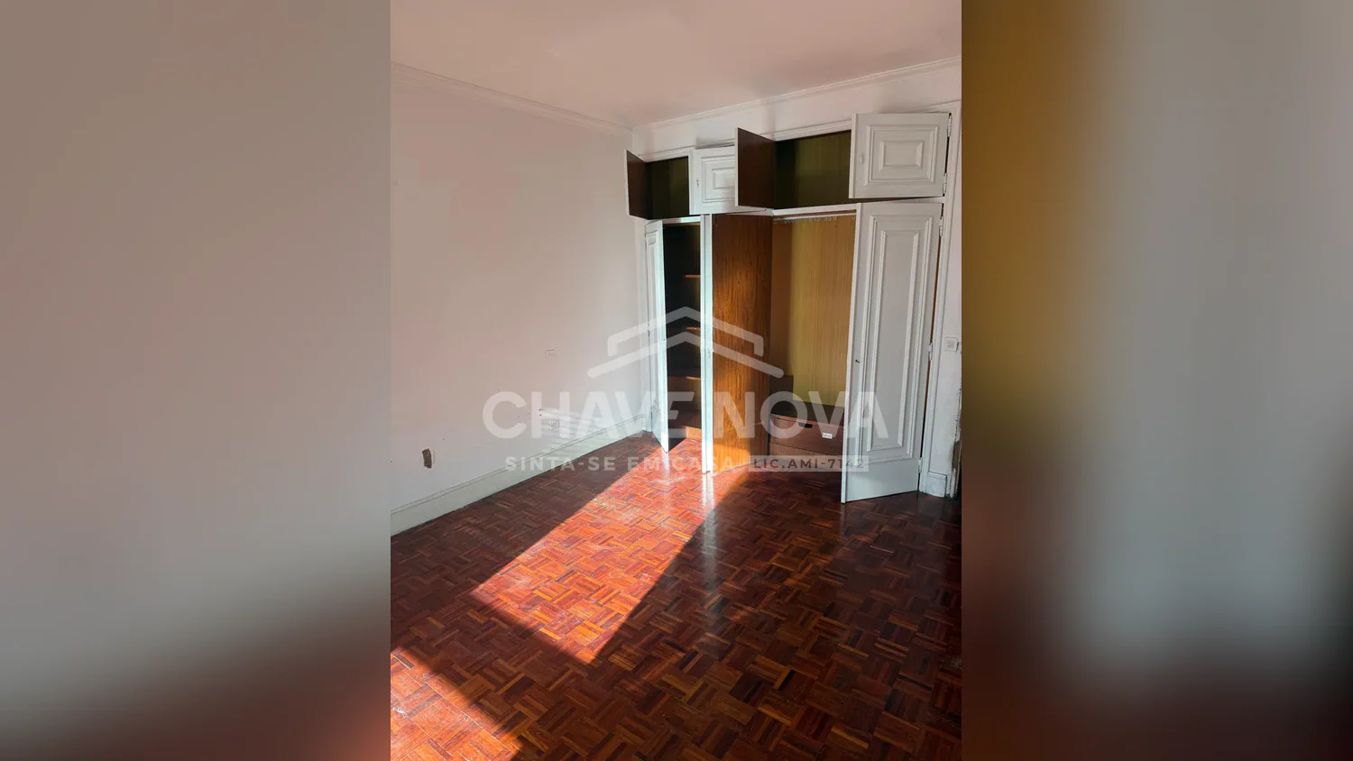 Moradia T5 com Garagem e Espaço Exterior em Mafamude