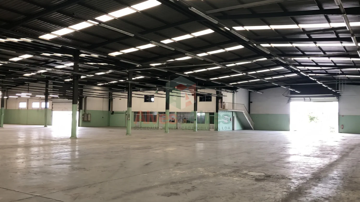 Venda de Imóvel Industrial em Nogueira, Maia – 4.350 m2 de Área Bruta de Construção (2 Artigos)